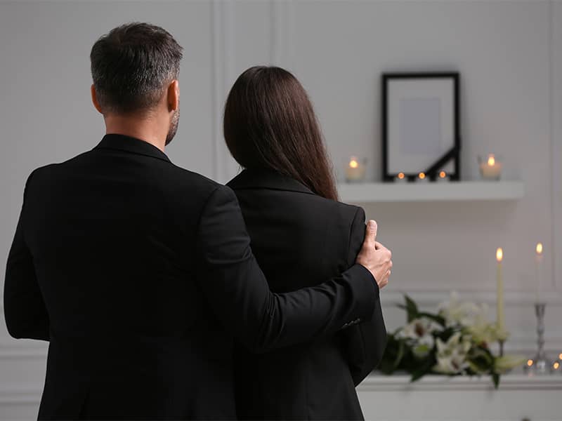 Paar trauert um einen Verstorbenen in Freiburg und organisiert die Beerdigung