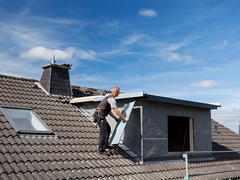 Dachdecker in Freiburg verkleidet eine Dachgaube mit Zinkblech