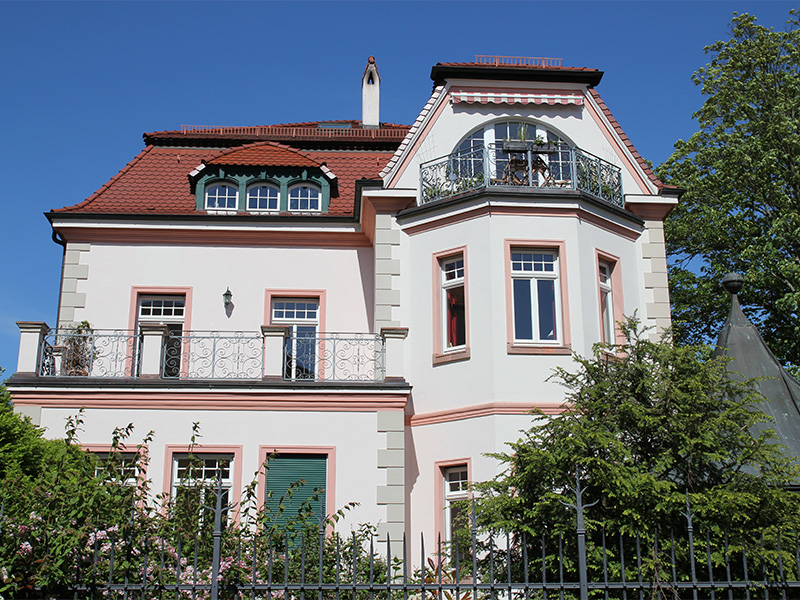 Historische Villa in gepflegter Parkanlage als Beispiel für eine sorgfältige Denkmalschutz Sanierung in Lörrach.