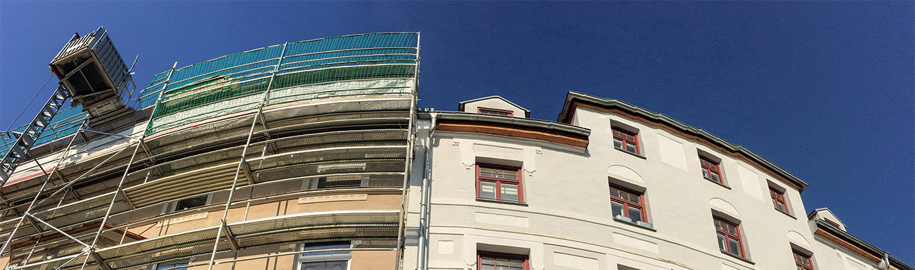 Vorher-Nachher-Ansicht eines Gr&uuml;nderzeithauses mit alter und sanierter Fassade bei einer Fassadensanierung in L&ouml;rrach.