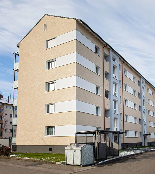 Fassadensanierung eines Mehrfamilienwohnhauses in Lörrach mit professionellen Maler- und Renovierungsarbeiten an der Außenfassade.