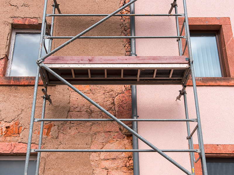 Hausfassade eines Wohngebäudes während der Renovierung als Beispiel für das fachgerechte Sanieren einer Fassade in Lörrach.