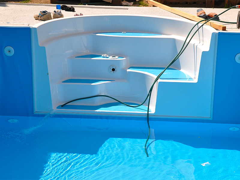 Moderner Pool im Garten mit großzügiger Wasserfläche, Poolterrasse und gepflegtem Außenbereich für entspannte Sommertage.