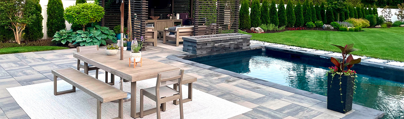 Moderner Garten mit Pool, Sitzbereich, Pergola, Außenküche und stilvoller Terrasse als Beispiel für hochwertigen Poolbau in Weil am Rhein.